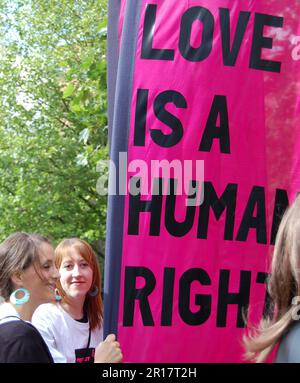 Leute mit einem Banner, auf dem steht: "Liebe ist ein Menschenrecht", auf der Manchester LGBT Pride Parade 2009 in Manchester UK. Stockfoto