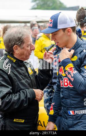 Ehemaliger Rallye-Fahrer Jean Ragnotti mit Pierre Gasly, französischer Formel-1-Rennfahrer, beim Goodwood Festival of Speed 2016, Großbritannien Stockfoto