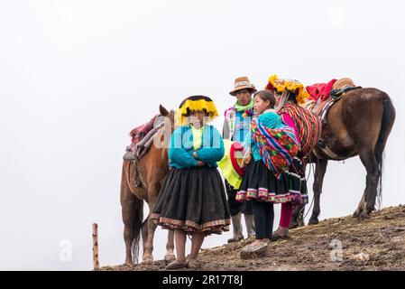 Eine Gruppe von Einheimischen in ihrer bunten traditionellen Kleidung Stockfoto
