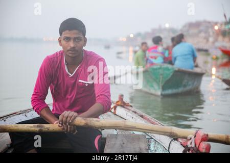 Porträt eines indischen Mannes in Ruderboots auf dem Ganges India Stockfoto