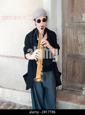 Jazzmusik im Retro-Stil, die auf der Straße Saxophon spielt Stockfoto