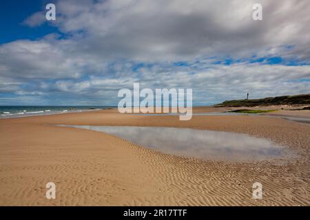 Eine Träne im Sand am Strand von Lossiemouth, Schottland Stockfoto