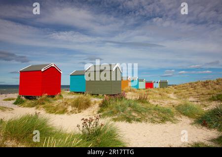 Farbenfrohe Holzhütten am Strand von Findhorn, Moray Coast, Scotl Stockfoto