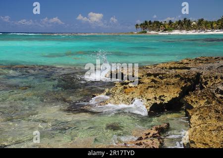 Wellen schlagen gegen die felsige Küste von Paa Mul Beach in t Stockfoto