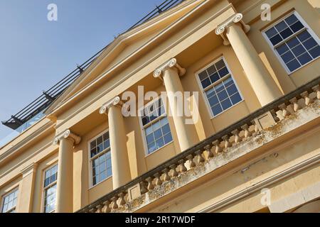 Neoklassizistische Fassade eines alten Kinos, am Meer von Teignmouth, Devon, Großbritannien. Stockfoto