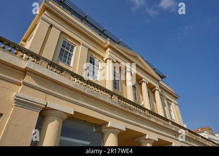 Neoklassizistische Fassade eines alten Kinos, am Meer von Teignmouth, Devon, Großbritannien. Stockfoto