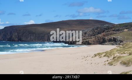 Der verlassene Sand von Sandwood Bay in Sutherland, Schottland. Der abgelegene, kilometerlange Strand in der Nähe von Cape Wrath. Stockfoto