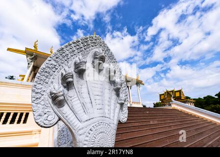 Die Schlange der 7 Oberhäupter des Königspalastes Chanchhaya Pavillon in Phnom Penh, Kambodscha. Stockfoto