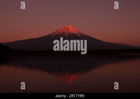 Mt. Fuji vom Tanuki-See aus gesehen, farbenfroh mit Sonnenuntergang Stockfoto