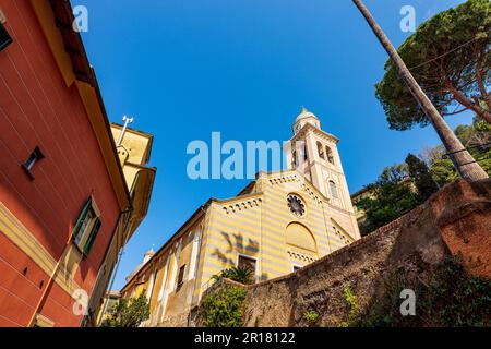 Portofino. Divo Martino Kirche im romanischen Lombard Stil, XII. Jahrhundert, Martin of Tours, religiöser heiliger. Touristenresort in Genua, Ligurien, Italien. Stockfoto