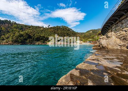Bucht und Strand von Paraggi in der Nähe des Ortes Portofino. Touristenresort in der Provinz Genua (Genua), Ligurien, Italien, Europa. Küste und Mittelmeer. Stockfoto