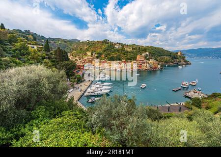 Blick aus der Vogelperspektive auf das berühmte Dorf Portofino, ein luxuriöses Touristenresort in der Provinz Genua, Ligurien, Italien, Europa. Hafen und farbenfrohe Häuser. Stockfoto
