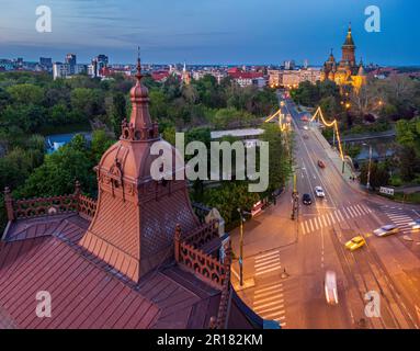 Luftfoto von einem Flug über ein altes Gebäude und die beleuchtete orthodoxe Kathedrale von Timisoara. Foto aufgenommen am 5. Mai 2023, in einem Euro Stockfoto