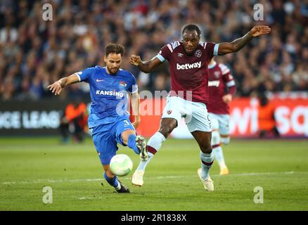 London, Großbritannien. 11. Mai 2023 Pantelis Hatzidiakos von AZ Alkmaar und Michail Antonio von West Ham United während des Fußballspiels West Ham United gegen AZ Alkmaar, UEFA Europa Conference League, London, London, Vereinigtes Königreich. Kredit : Michael Zemanek Kredit: Michael Zemanek/Alamy Live News Stockfoto