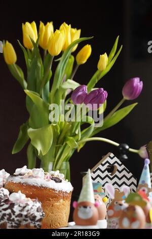 Osterkomposition mit einem Strauß Tulpen. Frühlingsferien Stockfoto