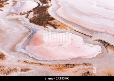 Luftaufnahme von Mustern und Details eines rosafarbenen Salzsees am Sea Lake in Victoria, Australien Stockfoto