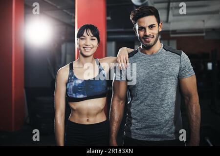 Nach dem Workout fühlen wir uns immer gut. Porträt von zwei jungen Leuten im Fitnessstudio für ein Workout. Stockfoto