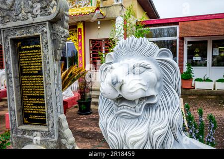 NOYANT D'ALLIER, FRANKREICH 11. APRIL 2023 : Außenansicht und Statuen im Garten der vietnamesischen buddhistischen Pagode Stockfoto