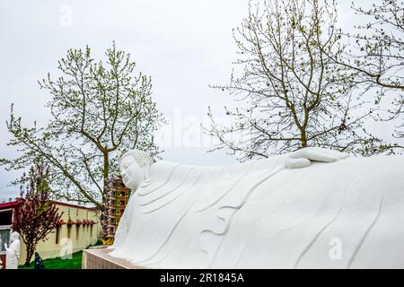 NOYANT D'ALLIER, FRANKREICH 11. APRIL 2023 : Außenansicht und Statuen im Garten der vietnamesischen buddhistischen Pagode Stockfoto