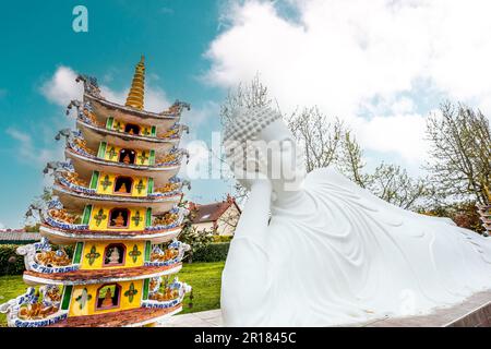 NOYANT D'ALLIER, FRANKREICH 11. APRIL 2023 : Außenansicht und Statuen im Garten der vietnamesischen buddhistischen Pagode Stockfoto