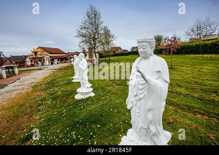 NOYANT D'ALLIER, FRANKREICH 11. APRIL 2023 : Außenansicht und Statuen im Garten der vietnamesischen buddhistischen Pagode Stockfoto