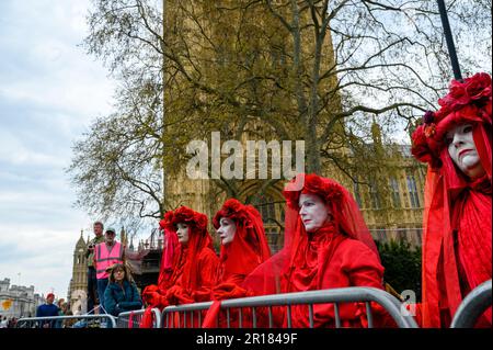 LONDON - 22. April 2023: Die Rote Brigade protestiert still vor dem Parlament und gibt ihre Erklärung während der Rebellion mar des Aussterbens ab Stockfoto