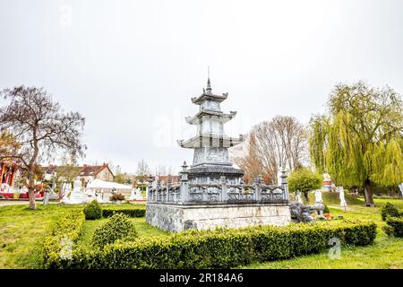 NOYANT D'ALLIER, FRANKREICH 11. APRIL 2023 : Außenansicht und Statuen im Garten der vietnamesischen buddhistischen Pagode Stockfoto