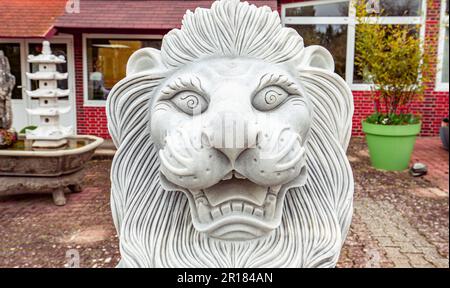 NOYANT D'ALLIER, FRANKREICH 11. APRIL 2023 : Außenansicht und Statuen im Garten der vietnamesischen buddhistischen Pagode Stockfoto