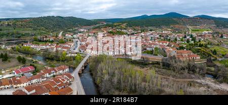 Panoramablick aus der Vogelperspektive auf die Provinz Covarrubias Burgos, Spanien Stockfoto