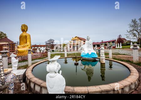 NOYANT D'ALLIER, FRANKREICH 11. APRIL 2023 : Außenansicht und Statuen im Garten der vietnamesischen buddhistischen Pagode Stockfoto