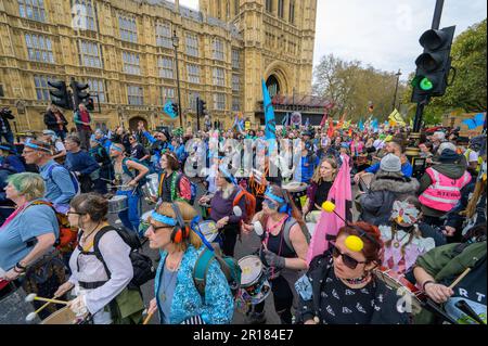 LONDON - 22. April 2023: Erleben Sie den entschlossenen marsch der Ausrottung Rebellion Demonstranten auf dem Weg zum Parliament Square, vorbei am berühmten Ho Stockfoto