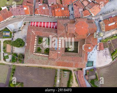 Das benediktinerkloster Santo Domingo de Silos, Kastilien und Leon, Spanien View, Aerial, über Ihnen Stockfoto