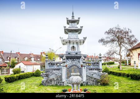 NOYANT D'ALLIER, FRANKREICH 11. APRIL 2023 : Außenansicht und Statuen im Garten der vietnamesischen buddhistischen Pagode Stockfoto