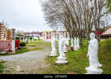 NOYANT D'ALLIER, FRANKREICH 11. APRIL 2023 : Außenansicht und Statuen im Garten der vietnamesischen buddhistischen Pagode Stockfoto