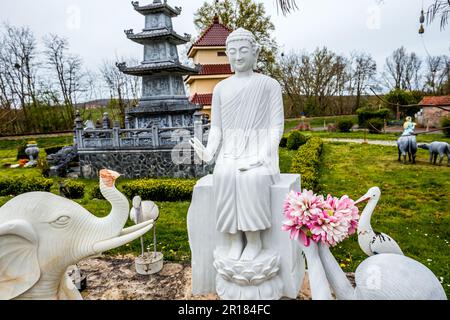 NOYANT D'ALLIER, FRANKREICH 11. APRIL 2023 : Außenansicht und Statuen im Garten der vietnamesischen buddhistischen Pagode Stockfoto