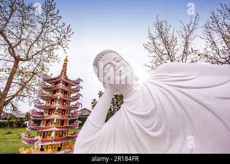 NOYANT D'ALLIER, FRANKREICH 11. APRIL 2023 : Außenansicht und Statuen im Garten der vietnamesischen buddhistischen Pagode Stockfoto