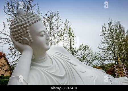 NOYANT D'ALLIER, FRANKREICH 11. APRIL 2023 : Außenansicht und Statuen im Garten der vietnamesischen buddhistischen Pagode Stockfoto