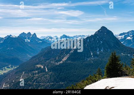 Eine gemütliche Wanderung von Zoeblen Zugspitzblick zum Schoenkahler im wunderschönen Tannheimer Valley Stockfoto
