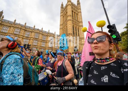 LONDON - 22. April 2023: Schließen Sie sich dem dynamischen Aktivismus an, der in Bewegung ist, während die Rebellion-Demonstranten an den Parlamentsgebäuden vorbeimarschieren, ihre Stimmen rais Stockfoto