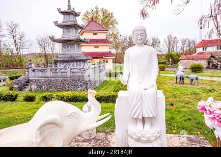 NOYANT D'ALLIER, FRANKREICH 11. APRIL 2023 : Außenansicht und Statuen im Garten der vietnamesischen buddhistischen Pagode Stockfoto