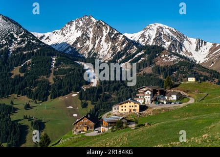 Eine gemütliche Wanderung von Zoeblen Zugspitzblick zum Schoenkahler im wunderschönen Tannheimer Valley Stockfoto