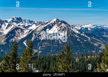 Eine gemütliche Wanderung von Zoeblen Zugspitzblick zum Schoenkahler im wunderschönen Tannheimer Valley Stockfoto