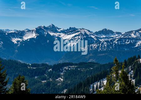 Eine gemütliche Wanderung von Zoeblen Zugspitzblick zum Schoenkahler im wunderschönen Tannheimer Valley Stockfoto
