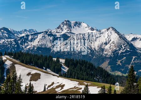 Eine gemütliche Wanderung von Zoeblen Zugspitzblick zum Schoenkahler im wunderschönen Tannheimer Valley Stockfoto