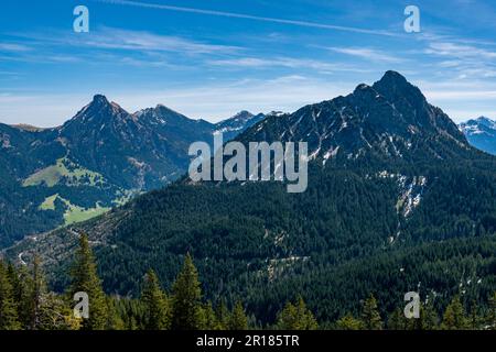 Eine gemütliche Wanderung von Zoeblen Zugspitzblick zum Schoenkahler im wunderschönen Tannheimer Valley Stockfoto