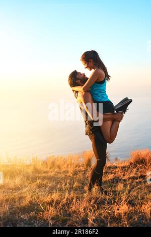 Zusammen schwitzen bringt uns näher zusammen. Aufnahme eines liebevollen Paares, das sich während des Trainings umarmt. Stockfoto