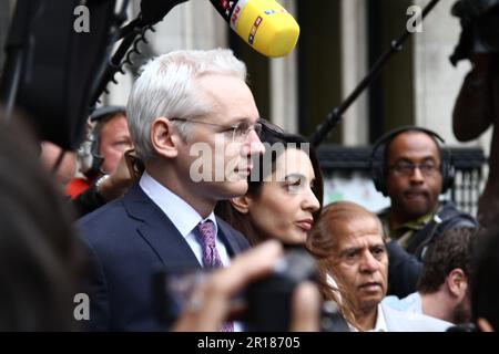 Rechtsanwalt Amal Clooney nee Alamuddin mit Julian Assange vor den Royal Courts of Justice in London, Großbritannien. Stockfoto