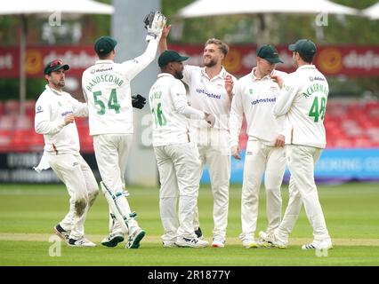 Die Wiaan Mulder (Zentrum) in Leicestershire feiert mit Teamkollegen, nachdem sie am zweiten Tag des LV= Insurance County Championship-Spiels auf dem Uptonsteel County Ground in Leicester im Bowling in Sussex's Tom Clark (nicht abgebildet) gebowlt hat. Foto: Freitag, 12. Mai 2023. Stockfoto