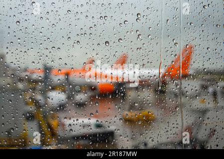 EasyJet, Fluggesellschaft, Flugzeug, Orange, Airbus bei regnerischem Wetter am Flughafen Manchester gesehen Stockfoto