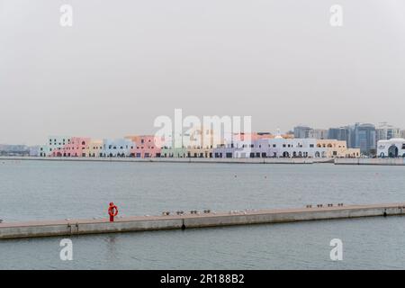 Der Blick auf die Corniche im Mina-Viertel im alten Hafen von Doha, Katar. Stockfoto